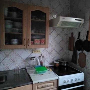 Продам 2 к. квартиру поруч з метро Перемоги.