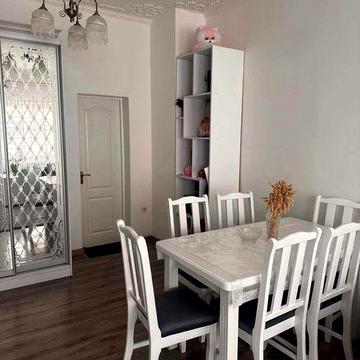 Продається триповерховий будинок з приміщенням магазину у Трускавці.