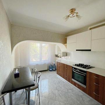 Продам 2х., кім., квартиру з ремонтом у центрі (396-342)