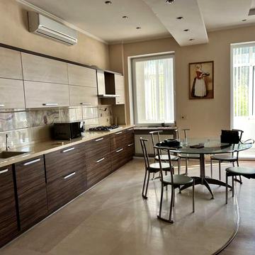 Большая квартира в кирпичном доме со своим входом.