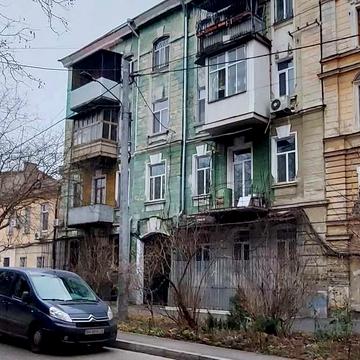 baz-03  Четырехкомнатная  квартира в центре города в крепком доме