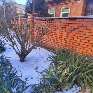 Просторе домоволодіння по вул. Ракетна, біля парку