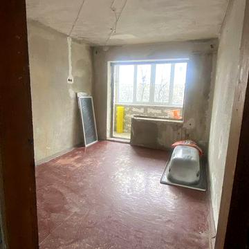 Продам 2-х кім. кв «чешку»на трикутнику з розпочатим ремонтом.