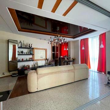 пр. Науки 77. Продам 4-к. квартиру.