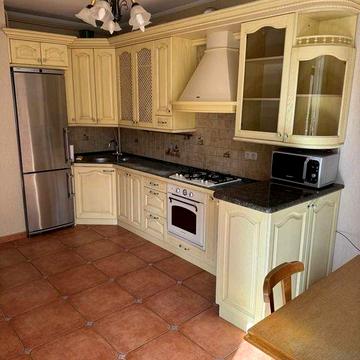 Оренда просторої дворівневої квартири на Лукаша