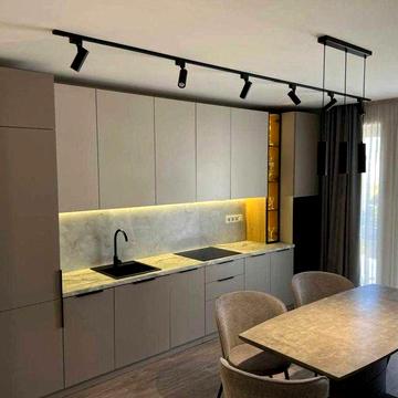 Новобудова з ремонтом в центрі. Панорама з видом на гори!