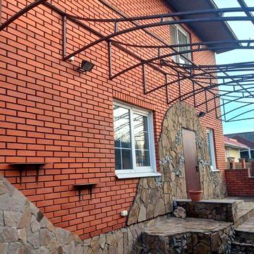 Здається  великий сучасний  будинок в Балабине можна військовим