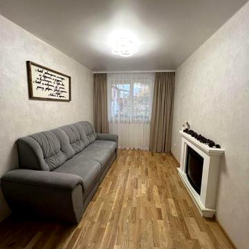 Дворівнева 2-кімнатна квартира з ремонтом неподалік центру