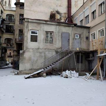 СРОЧНО Продам квартиру под ремонт с площадью 72 квадратных метров. ЖК нету