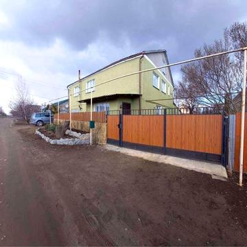 Двоповерховий будинок