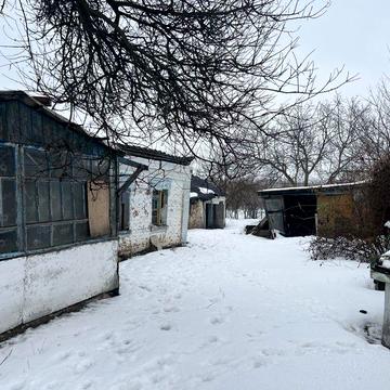 Продам нежилий будинок з рівною ділянкою поблизу центру Узина