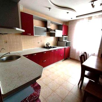 Простора 3-кімнатна квартира на вул.Сахарова Академіка