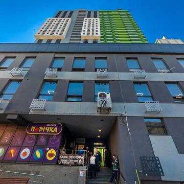 Посуточная аренда — стильная студия с потрясающим видом на город. Есть укрытие и генератор