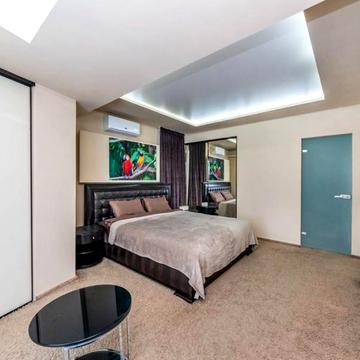 Дом на Демеевке с бассейном, сауной и кинотеатром