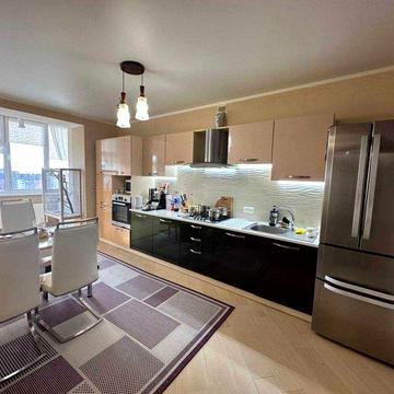 Простора 3-кімнатна квартира в мікрорайоні Озерна!