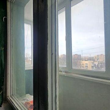 Продам кімнату з балконом в гуртожитку на мікрорайоні