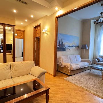 Богдана Хмельницького вул., 9б-в