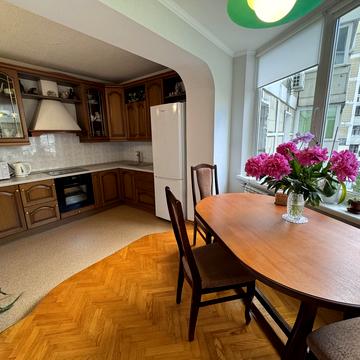 Анни Ахматової вул., 6