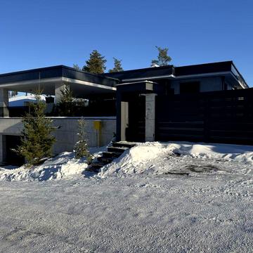 Одноповерхова резиденція в лісі з гаражем, підвалом, СПА та басейном‼️