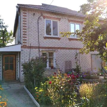 Продам будинок в м. Ізюм, якісне будівництво з білого кирпича.