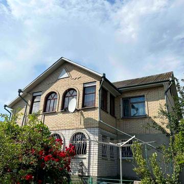 Продається двоповерховий будинок недалеко від центру, м. Ніжин