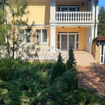 Гореничі Будинок  з гарним ремонтом ландшафтом є підвал  сосновий ліс