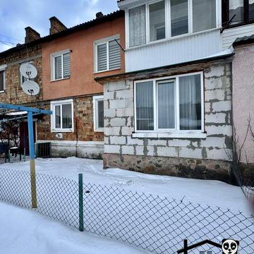 Продається 3-кімнатна квартира з власним подвірʼям.