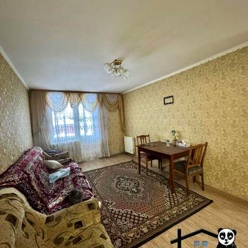 Продається 3-кімнатна квартира з власним подвірʼям.
