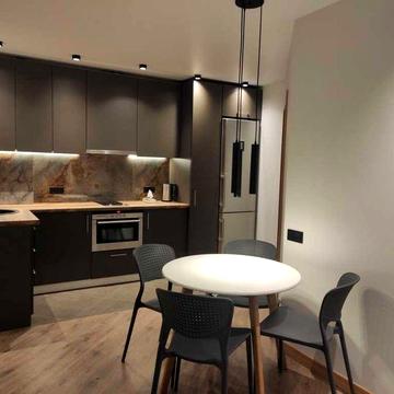 Центр! 44 м² з євроремонтом, 2 балкони, цегла