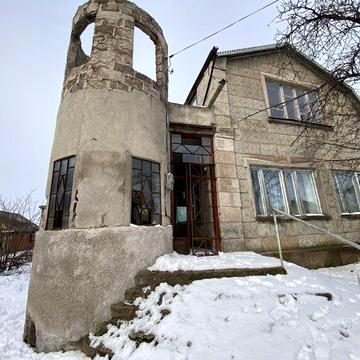 Будинок неподалік пожежної частини, Коса