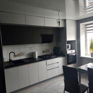 Трьохкімнатна квартира з сучасним ремонтом