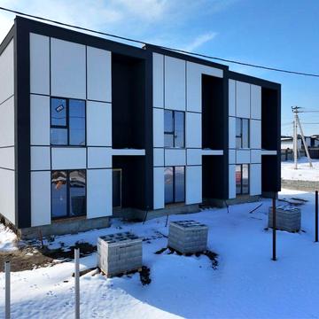 Котедж два поверхи з міськими комунікаціями та парканом