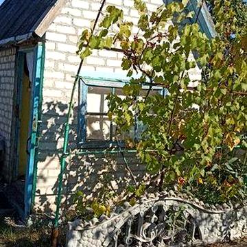 Дача  біля  річки