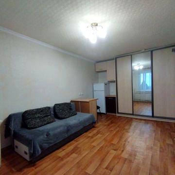 Сдам 1 комн. гостинку с  балконом, метро Заводская 1 мин.