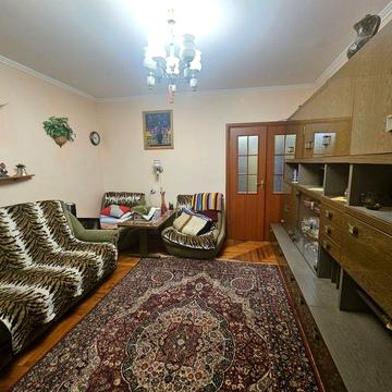 Продається трикімнатна квартира  неподалік центру