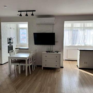 Здається двох кімнатна квартира з кухнею студією