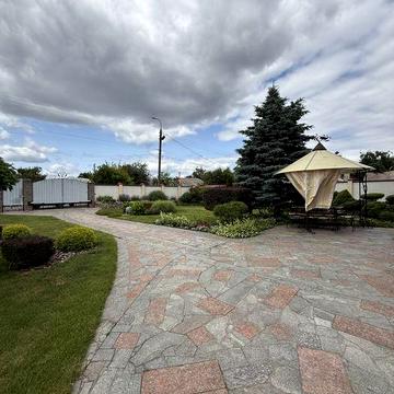 Продаж великого будинку з тенісним кортом!