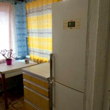 Здається півбудинку з трьох кімнат