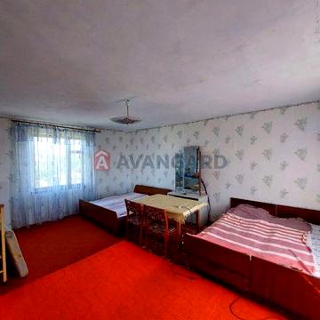 Дачний будинок біля лісу