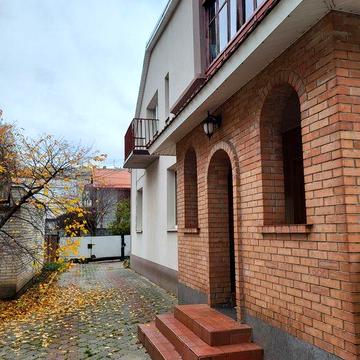 Продам частину будинку в центрі + 2 гаража