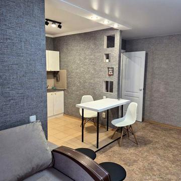 Сдам 2-х комнатную квартиру студию на Югоке . Цена 7000 плюс свет.