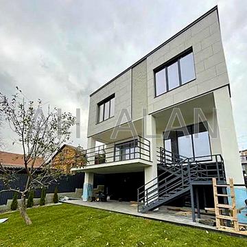 Листопадна вул., 1