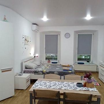 Віри Холодної пл., 1