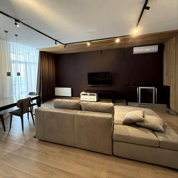 Пилипа Орлика 26  Центр закритий двір з паркінгом