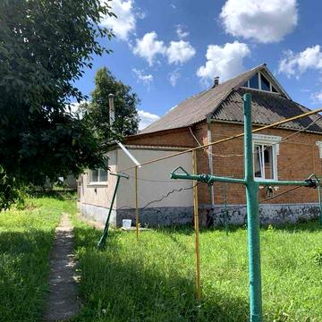 Продаж будинку з гарною територією