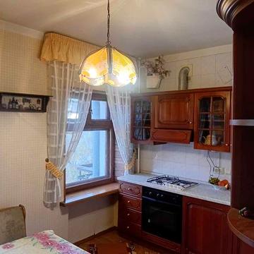 Предлагается 3 комнатная квартира в кирпичном доме в центре