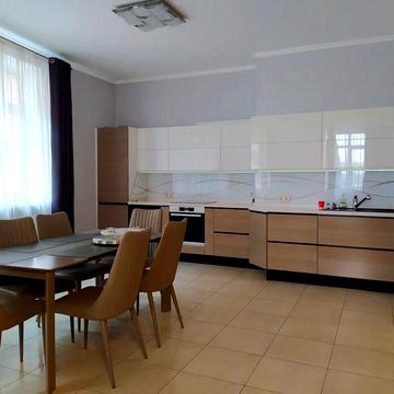 Старонаводницька 6Світла та простора квартира в затишному центрі міста