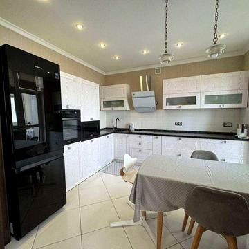 Продам 2-кімнатну квартиру на Бажана 8б