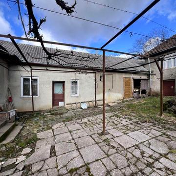 Продаж будинку під горою