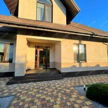 Розкішний будинок в центральній частині міста!